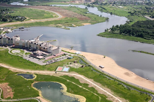 Luchtfoto's Hotel aan de oever van de rivier