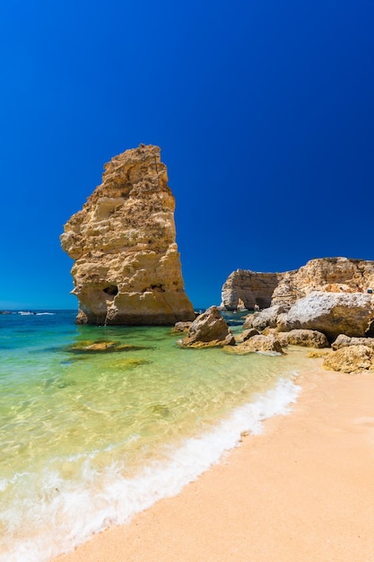 Luchtfoto's van de stranden Praia da Marinha en Malhada do Baraco in Algarve Portugal