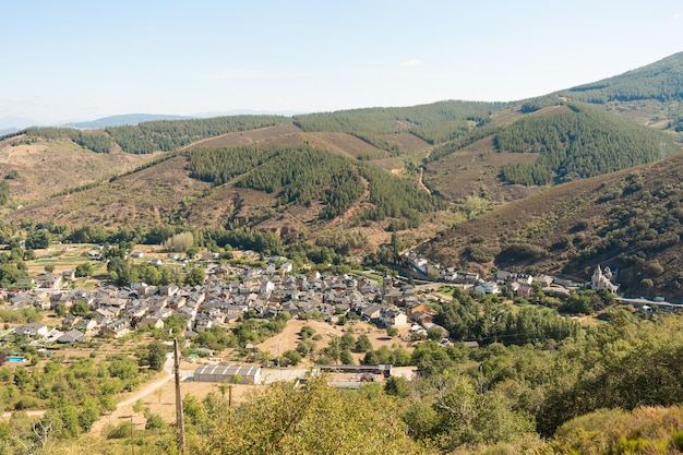 Luchtfoto's van een landelijke stad in spanje