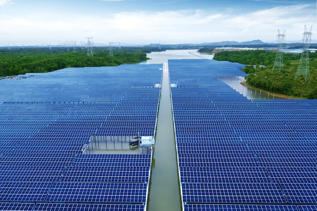 Luchtfoto's van industriële nieuwe energie zonne-PV-panelen bij zonsondergang