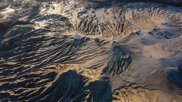 Luchtfoto schilderachtig landschap van modderige vulkanen in roemenië