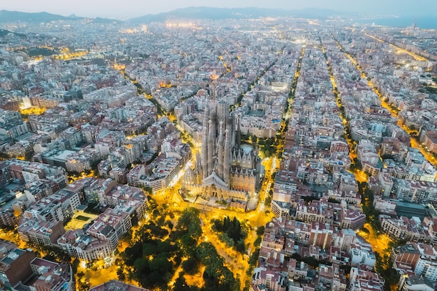 Luchtfoto shot van La Sagrada Familia Basilica Barcelona 's nachts