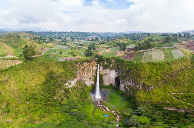 Luchtfoto Sipiso-piso waterval in Sumatra, reisbestemming Indonesië.