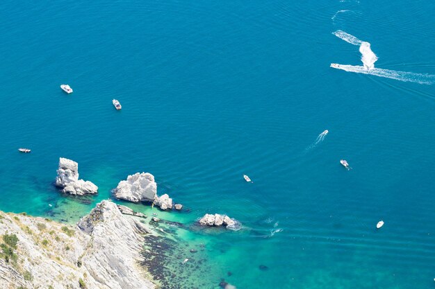 Luchtfoto Sirolo strand, Conero, Marche, Italië. Vanwege het strand van Sorelle. Italiaans monument