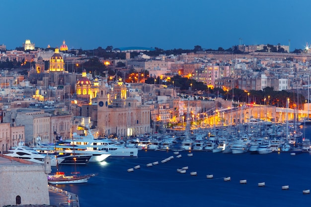 Luchtfoto skyline van Birgu - een van de drie steden, gezien vanaf Valletta 's nachts, Malta.