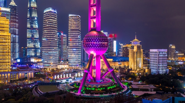 Luchtfoto skyline van Shanghai en wolkenkrabber, Shanghai moderne stad in China op de Huangpu rivier.