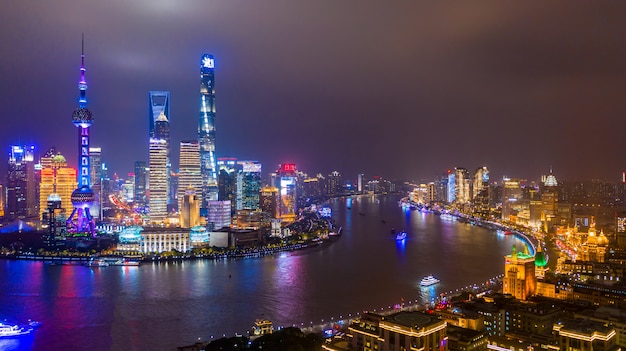 Luchtfoto skyline van shanghai en wolkenkrabber, shanghai moderne stad 's nachts in china op de huangpu rivier.