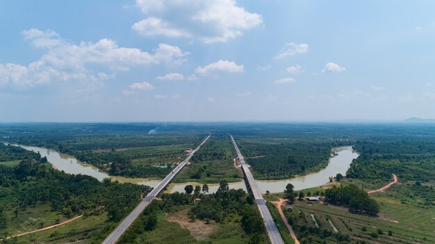 Luchtfoto snelweg verkeersweg met auto's, bovenaanzicht, luchtfoto van de weg en de skyline.