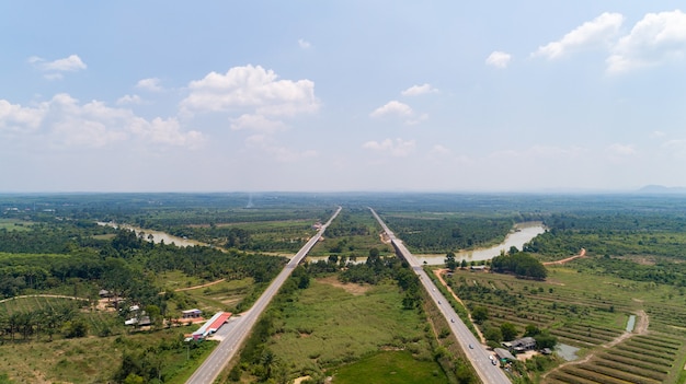 Luchtfoto snelweg verkeersweg met auto's, bovenaanzicht, luchtfoto van de weg en de skyline.