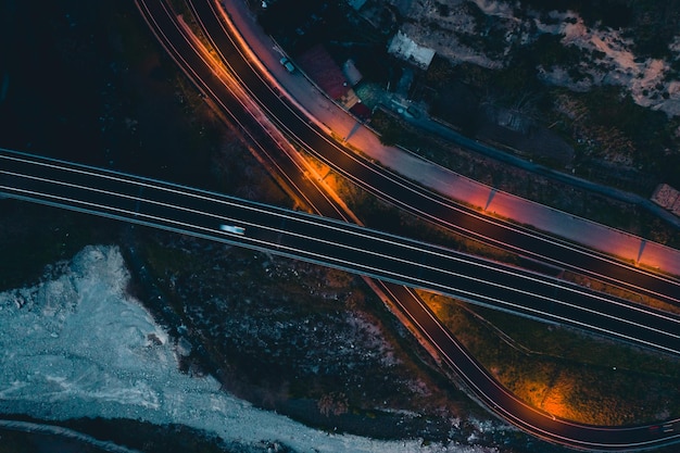 Luchtfoto snelwegverkeer 's nachts