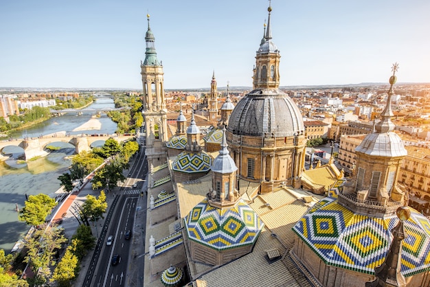 Luchtfoto stadsgezicht uitzicht op de daken en torenspitsen van de basiliek van Onze-Lieve-Vrouw in de stad Zaragoza in Spanje