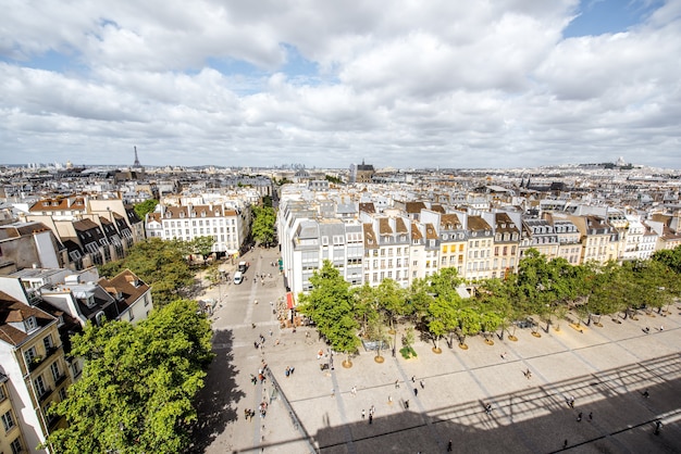 Luchtfoto stadsgezicht uitzicht op de prachtige skyline met oude gebouwen tijdens het bewolkte weer in Parijs