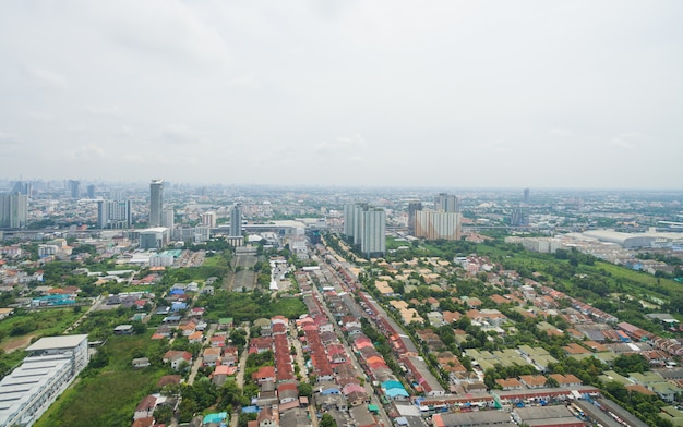 Luchtfoto stadsmening van vliegende drone in Nonthaburi