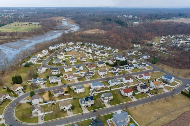 Luchtfoto stedelijk landschap vroege lente van een klein slaapgedeelte daken van de huizen op het platteland