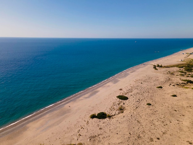 luchtfoto strand en uitzicht op zee. ontspannen achtergrond