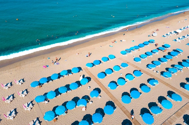 luchtfoto strand en zee. zomer Alanya stad