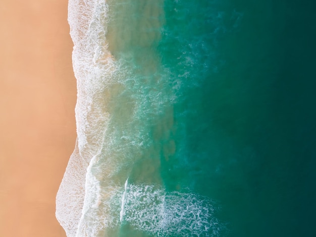 Luchtfoto strandzand en zeewater op zandstrand