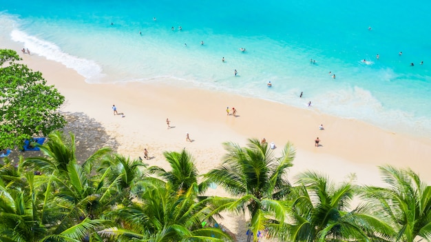 Luchtfoto surin strand in phuket, ten zuiden van thailand, surin strand