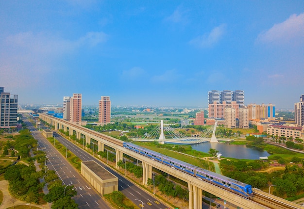 Foto luchtfoto taipei, taiwan - mrt-systeem taoyuan international airport.