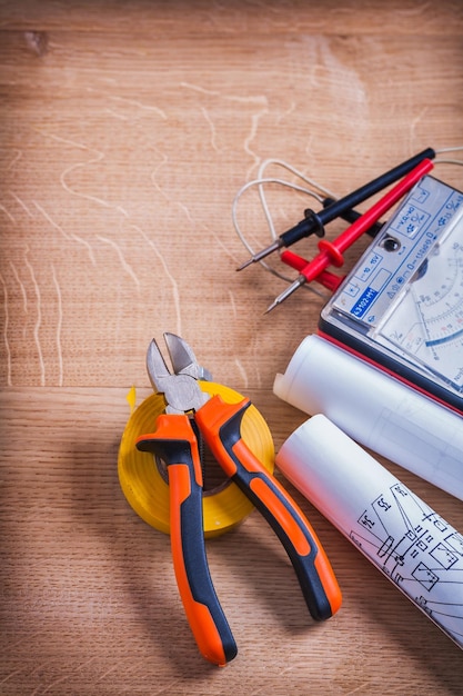 luchtfoto tangen rol isolerende tape multimeter blauwdrukken op houten bord