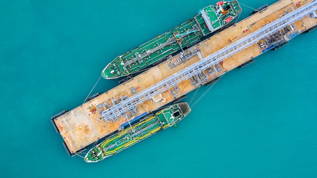 Luchtfoto tanker schip lossen in de haven, Business import export olie met tankschip transportolie van raffinaderij op de zee.