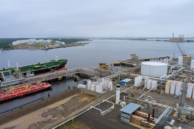 Luchtfoto tankschip lossen in haven van logistieke import export bedrijf met rig platforms, olieterminal marine