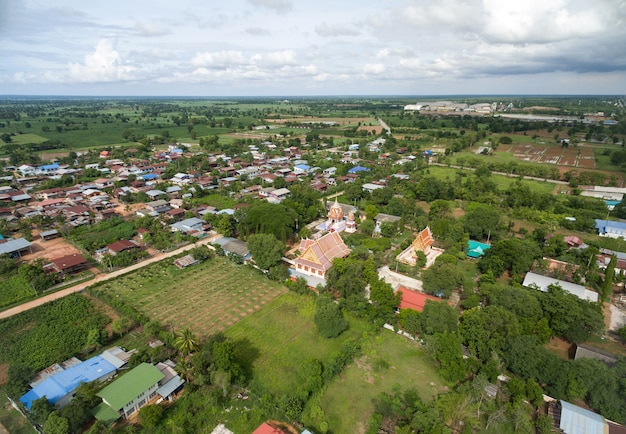 Luchtfoto Thaise tempel bij platteland in Thailand