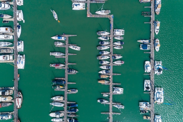 Luchtfoto Top down Drone shot van jacht- en zeilbootparkeren in de jachthaven