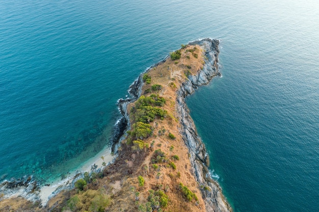 Luchtfoto top-down drone shot van laem promthep cape Prachtig landschap andaman zee oppervlak in zomerseizoen op Phuket island Thailand Natuur en zomer reizen concept.