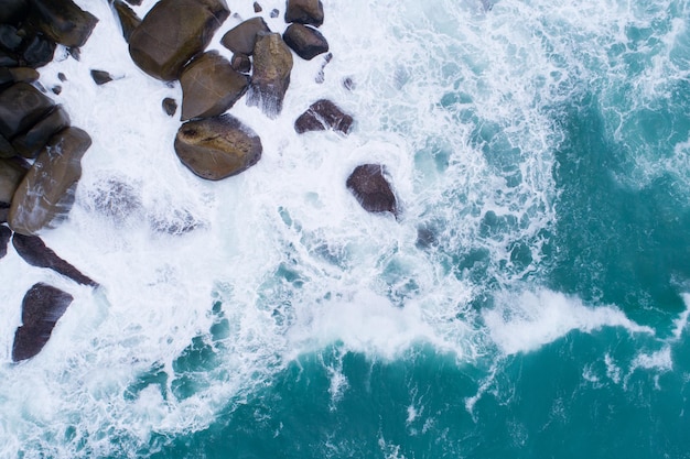 Luchtfoto Top-down kust grote golf crashen op rots klif mooie donkere zee-oppervlak in zonnige dag zomer achtergrond Geweldig zeegezicht bovenaanzicht zeekust in Phuket Thailand