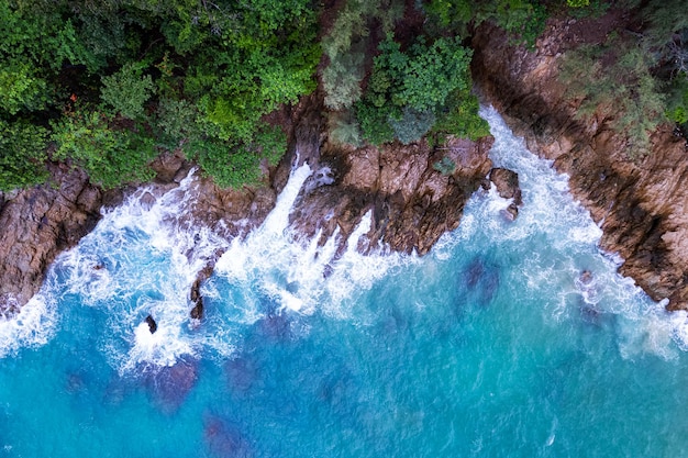 Luchtfoto Top-down kust grote golf crashen op rots klif prachtige zee-oppervlak in zonnige dag zomer achtergrond Geweldig zeegezicht bovenaanzicht zeekust in Phuket Thailand