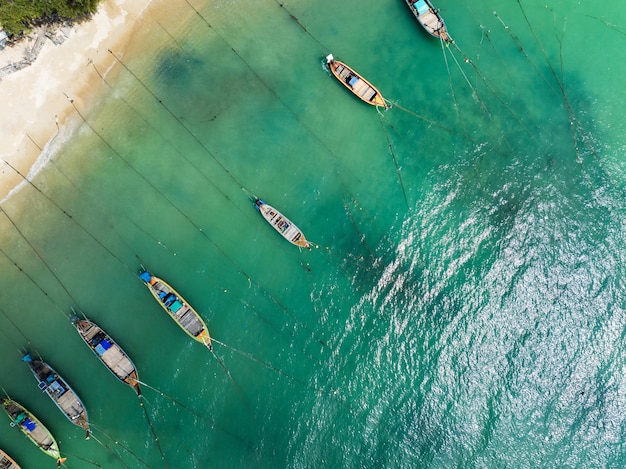 Luchtfoto top-down longtail vissersboten op de zee in phuket thailand