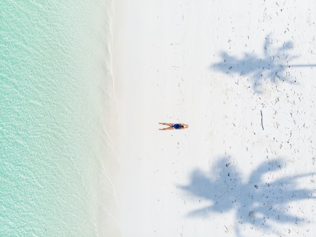 Luchtfoto top down weergave tropisch strand Caribische zee.
