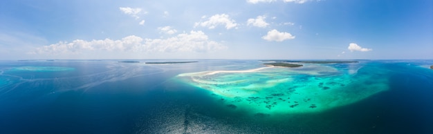 Luchtfoto tropische strand eiland rif Caribische zee. Witte zandbank Snake Island, Indonesië Molukkenarchipel, Kei-eilanden