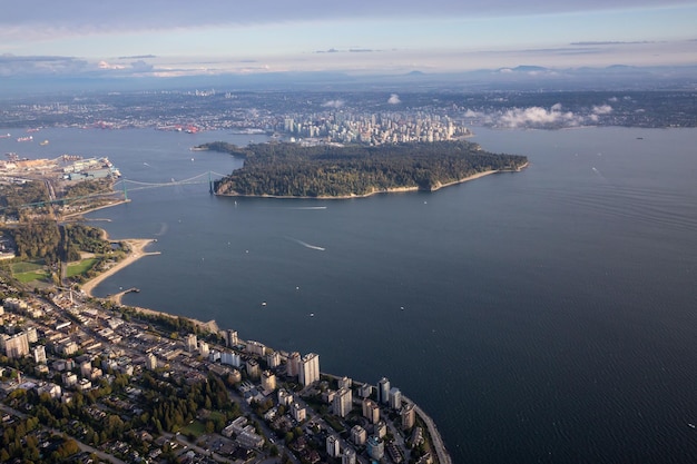 Luchtfoto uitzicht op de stad van Downtown Vancouver Stanley Park en Lions Gate Bridge