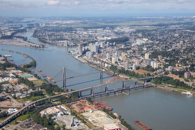 Luchtfoto uitzicht op de stad van Pattullo en Skytrain Bridge over de Fraser River