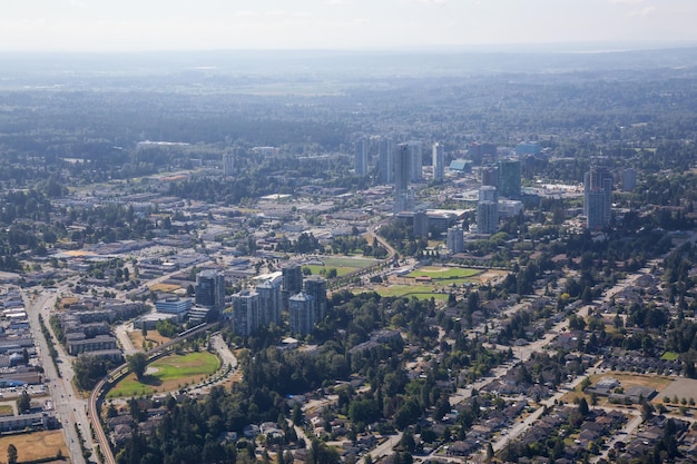 Luchtfoto uitzicht op de stad van Surrey Central tijdens een zonnige zomerdag