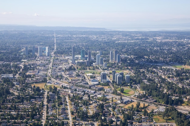 Luchtfoto uitzicht op de stad van Surrey Central tijdens een zonnige zomerdag