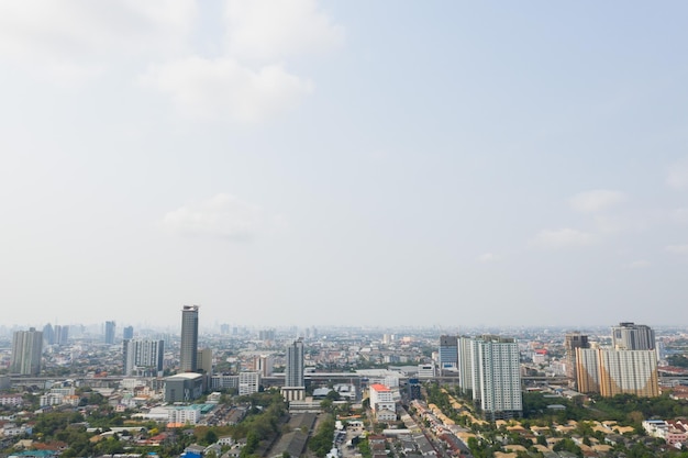 Luchtfoto uitzicht op de stad vanaf vliegende drone bij Nonthaburi Thailand bovenaanzicht landschap