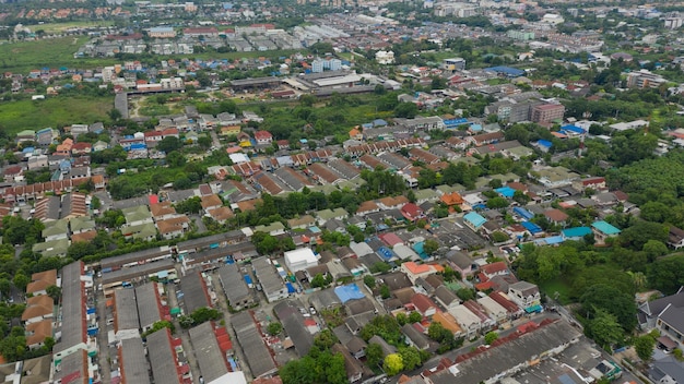 Luchtfoto uitzicht op de stad vanaf vliegende drone bij Nonthaburi Thailand bovenaanzicht van de stad