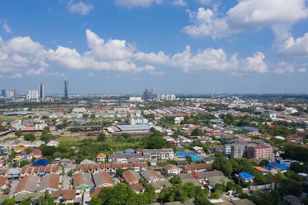 Luchtfoto uitzicht op de stad vanaf vliegende drone in Nonthaburi, Thailand, bovenaanzicht van de stad