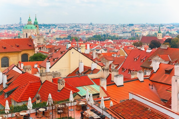 Luchtfoto uitzicht over de oude stad en de kleine wijk in praag, tsjechië