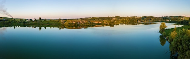 Luchtfoto uitzicht over een landelijk landschap in de buurt van een meer