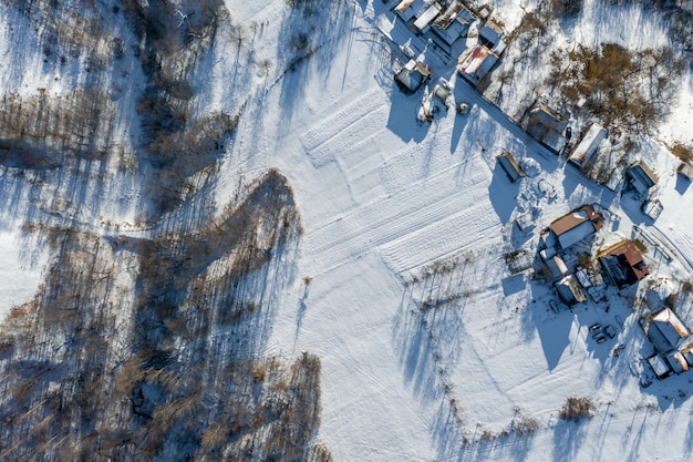 Luchtfoto uitzicht over prive-huizen in de winter