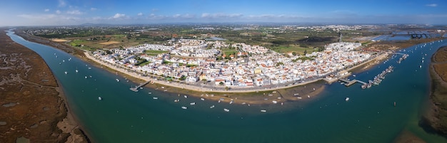 Luchtfoto. Uitzicht vanuit de lucht in het dorp Santa Luzia, Tavira, Portugal.