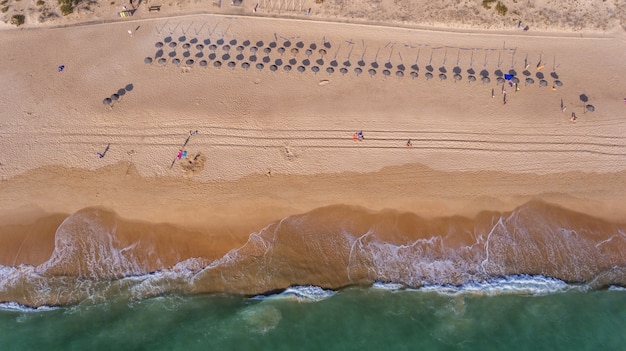 Luchtfoto. uitzicht vanuit de lucht naar het portugese strand in de algarve, vale de lobo.