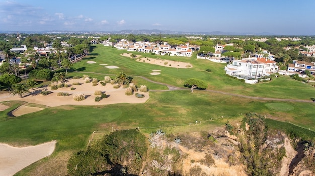 Luchtfoto. Uitzicht vanuit de lucht op de golfbanen in het toeristische stadje Vale de Lobo. Vilamoura.