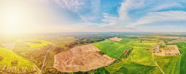 luchtfoto van agrarische en groene velden in countruside. natuur landschap in zomerdag