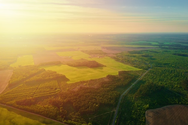 Luchtfoto van agrarische en groene velden op het platteland