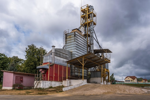 Luchtfoto van agro-industrieel complex met silo's en graandrooglijn